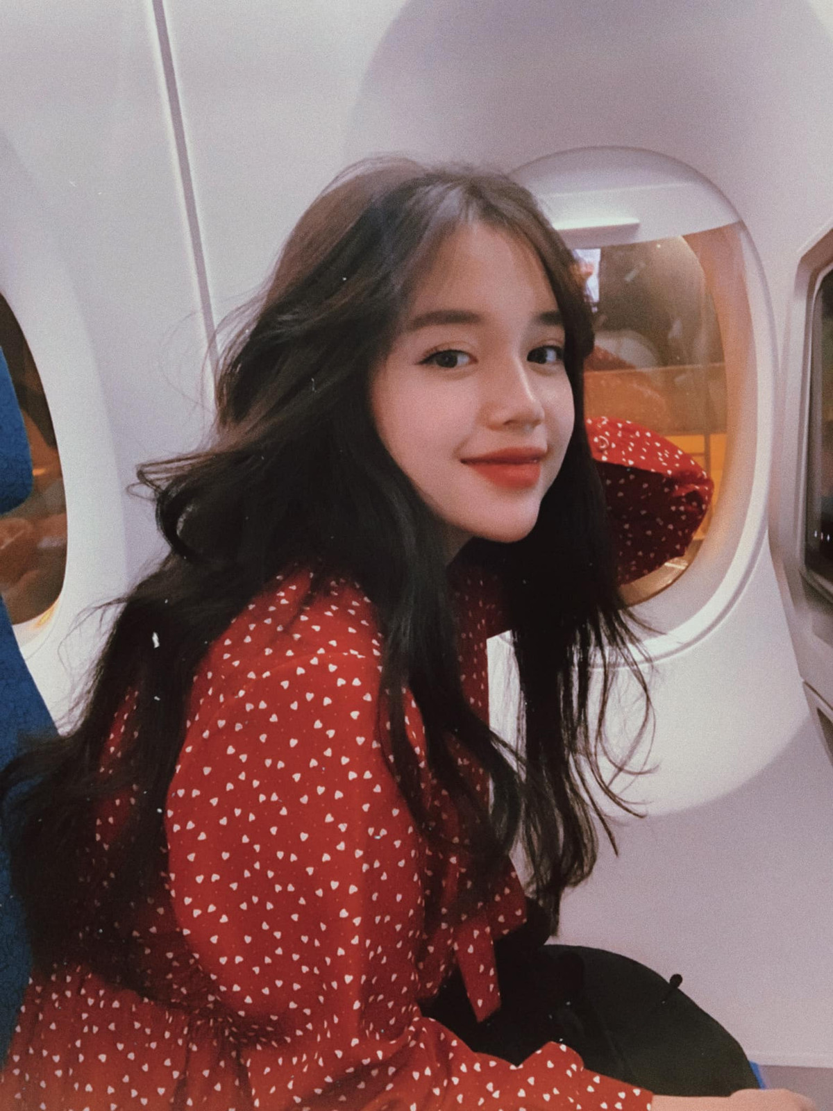 Nữ streamer sở hữu nhan sắc xinh đẹp, cách nói chuyện thu hút. Trang cá nhân của cô sở hữu gần 1 triệu lượt theo dõi.