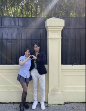 Chẳng hạn: "Anh cần tuyển một bạn xinh, đặc biệt phải xinh nhé..."; "Anh thích con gái tóc đen, không phải tóc nhuộm. Nếu em nào nhuộm tóc màu đỏ, xanh, tím, vàng thì đi nhuộm lại. Tóc cũng phải thơm và không được bết".