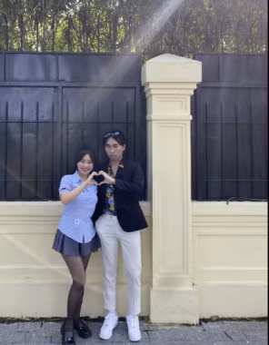 Chẳng hạn: "Anh cần tuyển một bạn xinh, đặc biệt phải xinh nhé..."; "Anh thích con gái tóc đen, không phải tóc nhuộm. Nếu em nào nhuộm tóc màu đỏ, xanh, tím, vàng thì đi nhuộm lại. Tóc cũng phải thơm và không được bết".