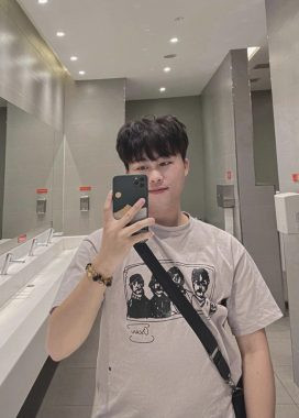 Netizen đã nhanh chóng tìm lại được những bức ảnh đời thường của "Nam đẹp trai". Anh chàng vốn trông sáng sủa, gu ăn mặc cũng trẻ trung chứ không "làm quá" như trên các clip tuyển vợ.