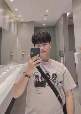 Netizen đã nhanh chóng tìm lại được những bức ảnh đời thường của "Nam đẹp trai". Anh chàng vốn trông sáng sủa, gu ăn mặc cũng trẻ trung chứ không "làm quá" như trên các clip tuyển vợ.