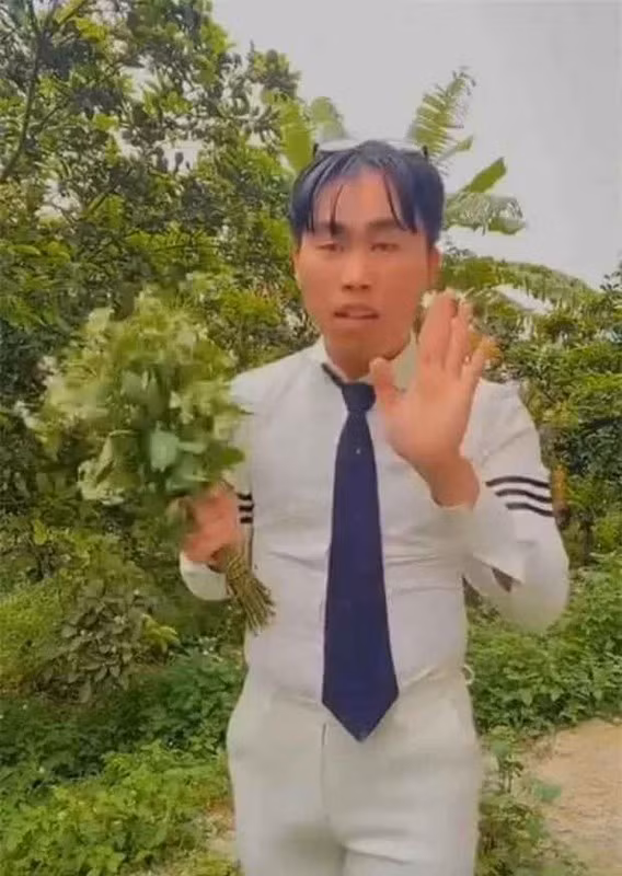 Trong những clip, "Nam đẹp trai" trông kém sắc với áo sơ mi chật ních, mái tóc bổ luống bị bết cùng nụ cười ngờ nghệch, nhưng các tiêu chí đưa ra khiến dân mạng dở khóc dở cười.