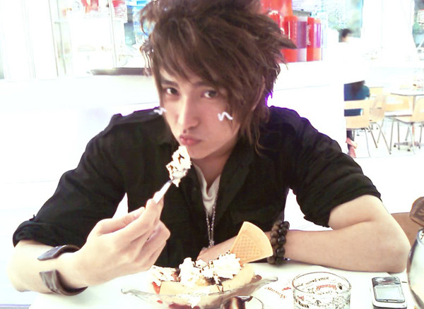 Chan Than San (tên thật làTrần Thanh Sơn, SN 1988) cũng là một trong những hot boy Việt Nam đình đám cách đây 10 năm. Anh chàng cũng là một trong những người nổi tiếng đầu tiên dũng cảm thừa nhận bản thân phẫu thuật thẩm mĩ.