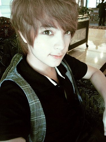 Kelbin Lei (SN 1990), hot boy Đà Lạt được yêu mến nhờ có phong cách thời trang cực Hàn Quốc và khuôn mặt đúng chuẩn "baby cute" với mắt to, mũi cao, môi đỏ và mái đầu sư tử bắt trend.