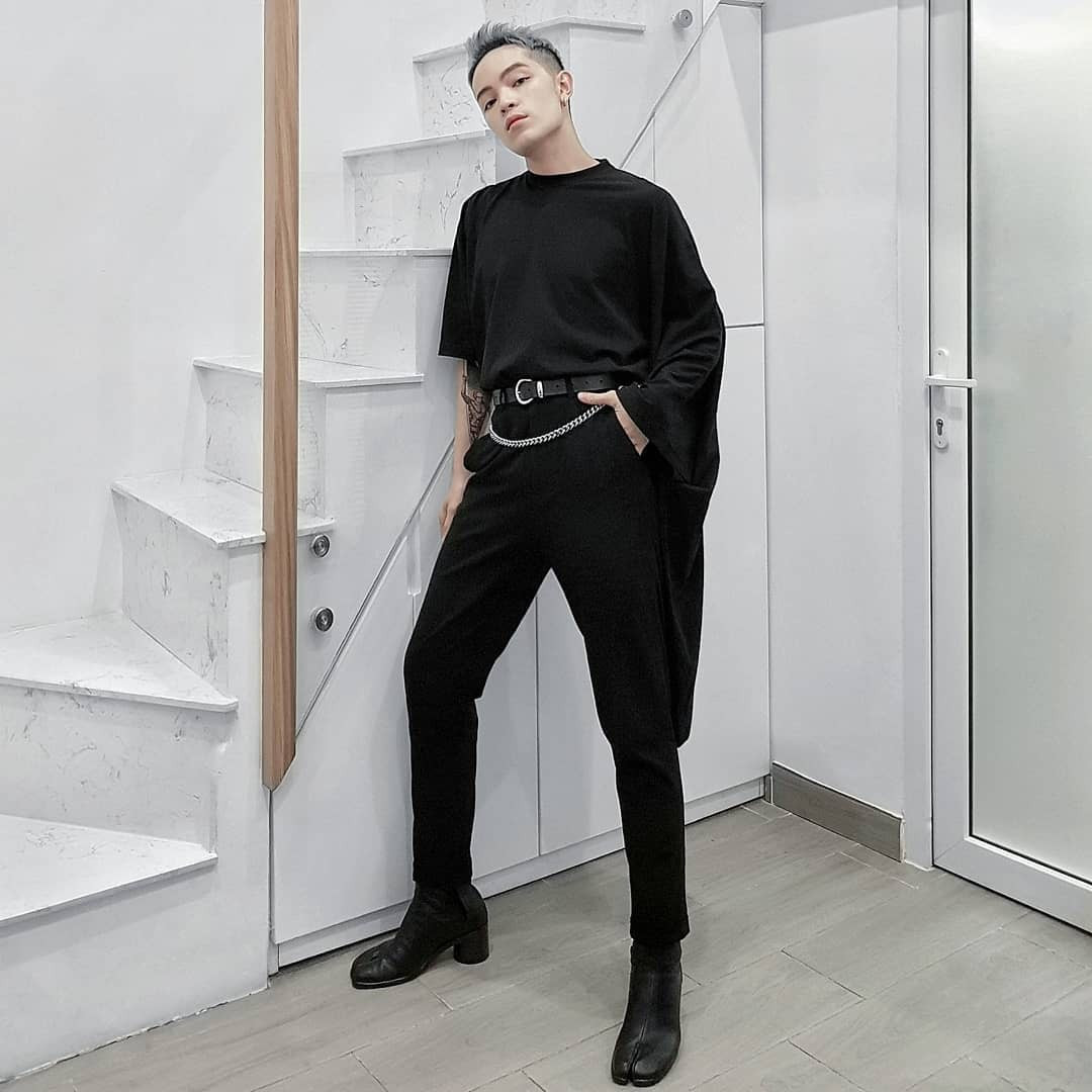 Năm 2011, hot boy Đà Lạt được biết đến với vai trò stylist cho các tạp chí thời trang trong và ngoài nước. Anh cũng từng đoạt giải Ngôi sao thời trang 2011.