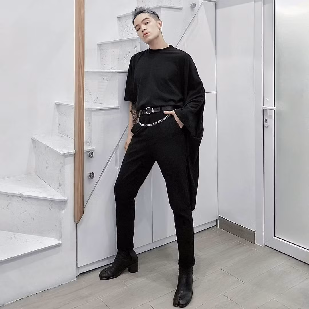 Năm 2011, hot boy Đà Lạt được biết đến với vai trò stylist cho các tạp chí thời trang trong và ngoài nước. Anh cũng từng đoạt giải Ngôi sao thời trang 2011.