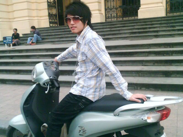 Suốt những năm cấp 2 và cấp 3, Duy Random học tập tại Úc rồi mới trở về Việt Nam. Không chỉ đẹp trai, anh chàng còn là hot boy Hà Thành giàu có, đi toàn xe xịn, chơi với toàn với những hot girl nổi tiếng.