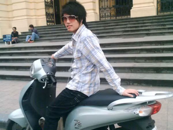 Suốt những năm cấp 2 và cấp 3, Duy Random học tập tại Úc rồi mới trở về Việt Nam. Không chỉ đẹp trai, anh chàng còn là hot boy Hà Thành giàu có, đi toàn xe xịn, chơi với toàn với những hot girl nổi tiếng.