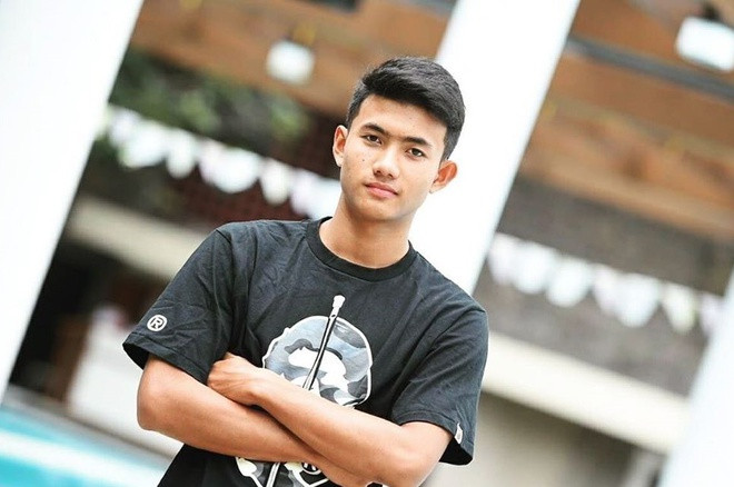 Suphanat Mueanta được người hâm mộ biết đến với biệt danh "Thần đồng bóng đá Thái Lan" bởi những thành tích đáng nể mà anh có được dù tuổi đời còn rất trẻ.