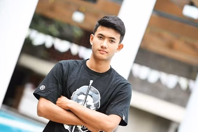 Suphanat Mueanta được người hâm mộ biết đến với biệt danh "Thần đồng bóng đá Thái Lan" bởi những thành tích đáng nể mà anh có được dù tuổi đời còn rất trẻ.