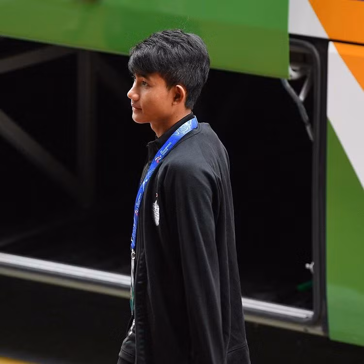 "Tôi chẳng thấy có gì là áp lực khi phải đối đầu Việt Nam, họ đang muốn loại chúng tôi khỏi SEA Games. Về thể lực, đội tuyển U22 Việt Nam đã kiệt sức vì phải đá quá nhiều" - Suphanat tự tin cho biêt.