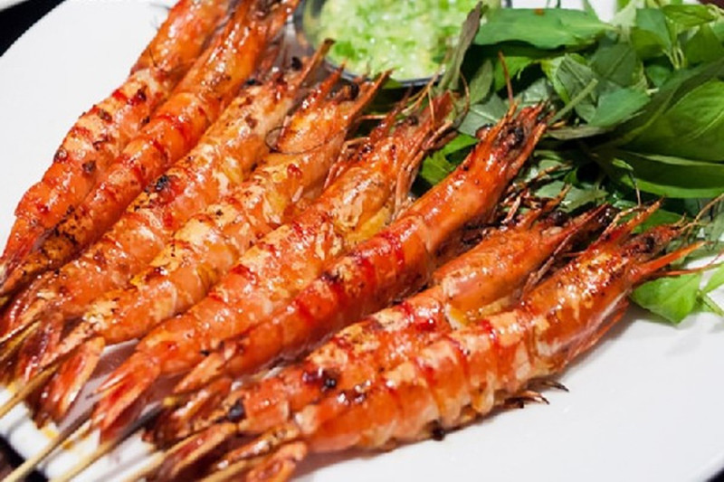 Tôm và tôm hùm: Đây là nguồn cung dồi dào tryptophan, hoạt chất thiết yếu cho giấc ngủ. Vì vậy, ăn tôm hay tôm hùm không chỉ ngon miệng, bổ dưỡng mà còn mang lại cho bạn một giấc ngủ "thần tiên".