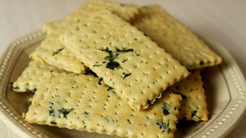 Bánh quy mặn: Các thực phẩm như bánh quy và ngô chiên có chỉ số đường huyết cao. Sau khi ăn xong, bạn sẽ có hàm lượng đường và insulin nhất định trong máu một cách tự nhiên, rút ngắn thời gian đưa bạn vào giấc ngủ.