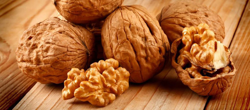 Quả óc chó: Nếu bạn có vấn đề về giấc ngủ hãy thử ăn quả óc chó. Đây là nguồn cung cấp tryptophan - một axit amin giúp ngủ ngon. Ngoài ra, một số nghiên cứu còn phát hiện ra rằng quả óc chó chứa melatonin, có thể giúp bạn nhanh đi vào giấc ngủ hơn.