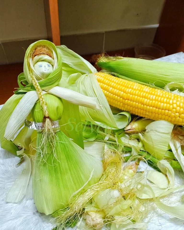 Bắp ngô thì luộc, râu ngô nấu lấy nước vậy vỏ thì làm gì? Câu trả lời là làm búp bê chơi cho đỡ chán.