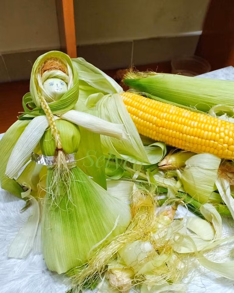 Bắp ngô thì luộc, râu ngô nấu lấy nước vậy vỏ thì làm gì? Câu trả lời là làm búp bê chơi cho đỡ chán.