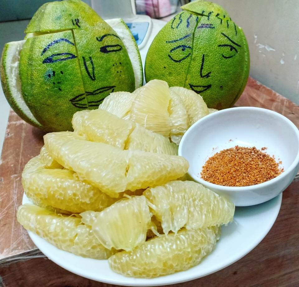 Khi bạn không có tí hoa tay nào nhưng lại thích vẽ và có thể vẽ trên mọi chất liệu. Ăn được miếng bưởi mà quả bưởi lườm cho lác mắt.