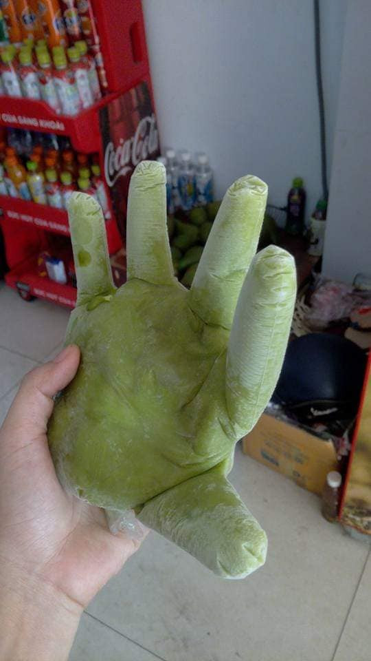 Trổ tài vào bếp làm kem bơ cho con nhân ngày đầu hè nóng nực, thế nhưng cô bé không những không ăn mà còn khóc thét chạy "mất dép" khiến bà mẹ vụng về bất lực.