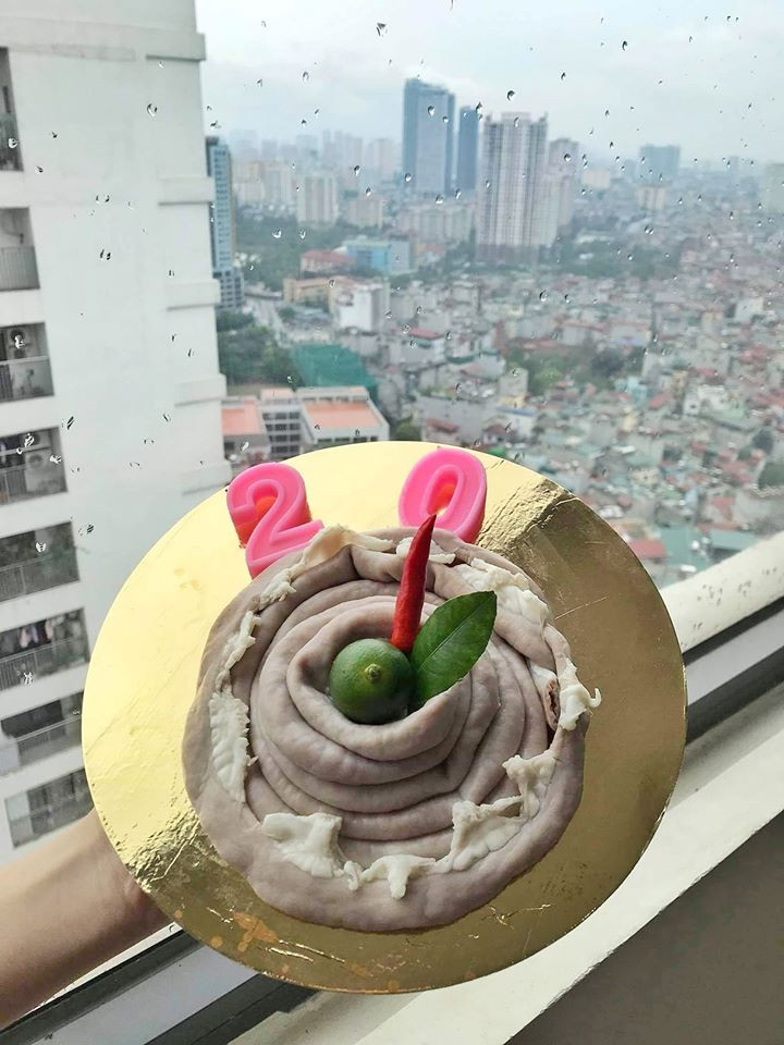 "Tấm lòng" được thể hiện bằng "cỗ lòng". Mặc dù không được đẹp mắt lắm nhưng đây là chiếc "bánh" mà không phải ai cũng có.