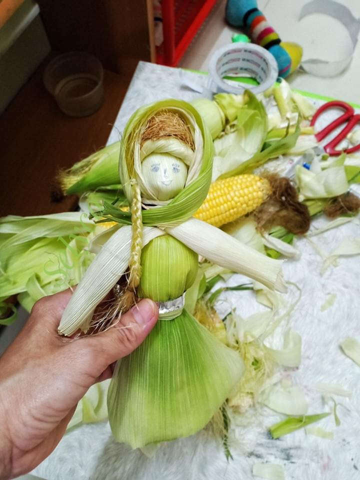 "Chắc hồi nhỏ thèm chơi búp bê nhưng không có tiền nên tự làm đây mà", "Hay thật hôm nào mình cũng làm thử cho con gái xem sao" - Dân mạng hào hứng bình luận.