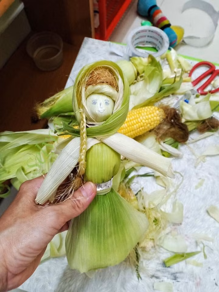 "Chắc hồi nhỏ thèm chơi búp bê nhưng không có tiền nên tự làm đây mà", "Hay thật hôm nào mình cũng làm thử cho con gái xem sao" - Dân mạng hào hứng bình luận.