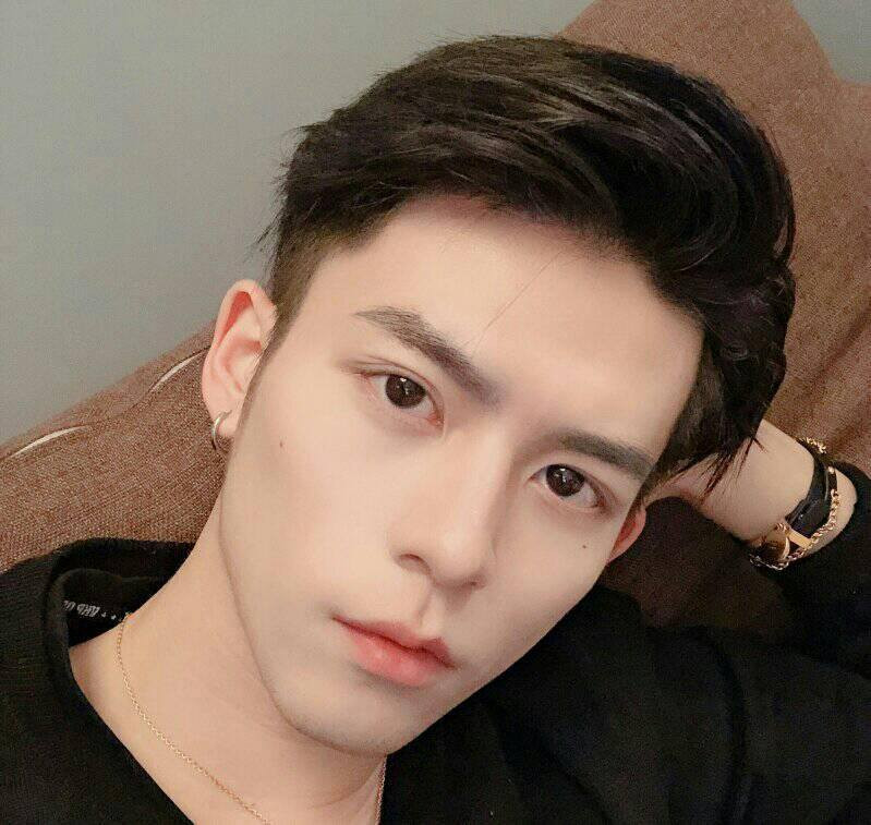 "Nam thần không góc chết" Mạc Phi có hơn 1 triệu người theo dõi trên mạng xã hội, được yêu mến không chỉ tại Trung Quốc mà còn ở rất nhiều nước Châu Á khác như Thái Lan, Việt Nam, Hàn Quốc,...