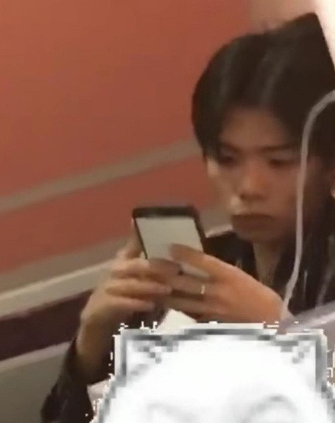 Thế nhưng, tất cả mọi chuyện đều sụp đổ khi bức ảnh chụp lén Thất Hạc bị lan truyền trên mạng xã hội. Quá thất vọng trước nhan sắc kém bắt mắt, nhiều fan đã bỏ theo dõi, thậm chí đòi kiện anh chàng vì cố tình lừa dối người khác. ,