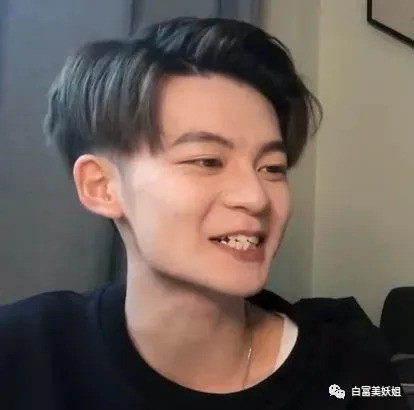 Đẹp trai là vậy thế nhưng Mạc Phi vẫn không thoát khỏi "lời nguyền" bị fan quay lưng khi lộ nhan sắc thật sự. Mặc dù vẫn có nhan sắc khá thu hút nhưng nụ cười của anh chàng bị đánh giá là kém duyên, chẳng liên quan gì đến khuôn mặt.