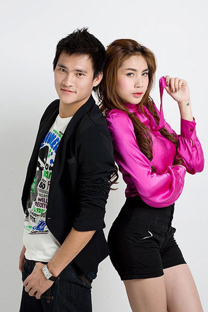  Công Vinh - Thủy Tiên chắc chắn là một trong những cặp đôi hot girl - cầu thủ khiến báo chí tốn nhiều giấy mực nhất. Thuở mới công khai quan hệ yêu đương, họ từng bị nghi ngờ là dựa vào nhau để lăng xê tên tuổi nhằm nổi tiếng hơn nữa.