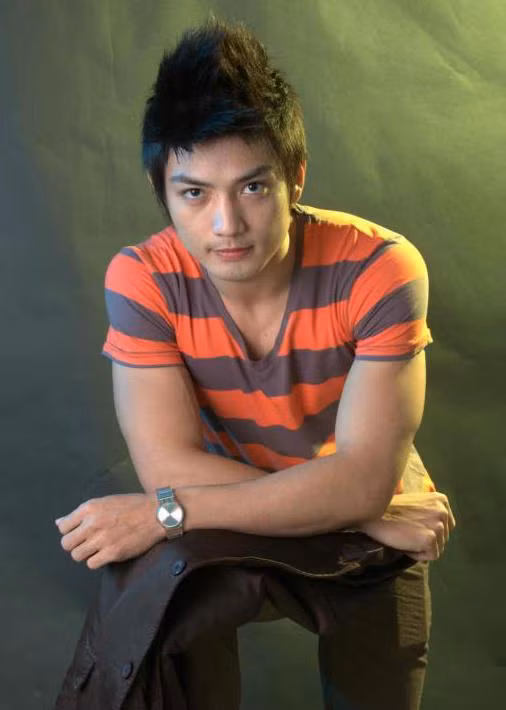 Tuy nhiên, các fan nữ bị Christopher đốn tim vì vẻ ngoài của mình đã nhanh chóng thất vọng vì anh chàng hot boy này đã lập gia đình được 10 năm, có một cậu con trai kháu khỉnh khá giống bố.