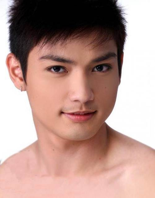 Không ít fan nữ bày tỏ sự nuối tiếc và ngạc nhiên khi anh chàng đẹp trai này lại kết hôn khá sớm như vậy.