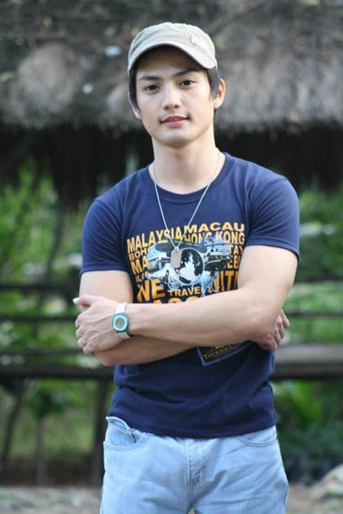 Những thông tin và hình ảnh về hot boy Christopher Sengseng nhanh chóng lan tỏa vì anh sở hữu một khuôn mặt điển trai với nụ cười tỏa nắng cùng thân hình cực chuẩn.