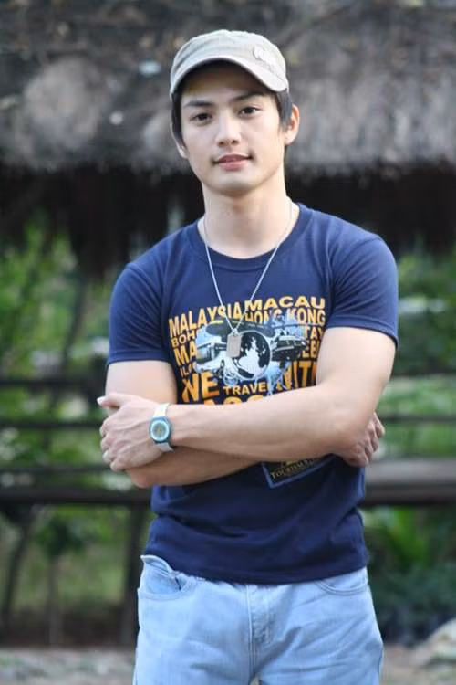 Những thông tin và hình ảnh về hot boy Christopher Sengseng nhanh chóng lan tỏa vì anh sở hữu một khuôn mặt điển trai với nụ cười tỏa nắng cùng thân hình cực chuẩn.