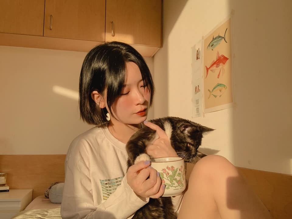 Cô nàng cũng là người rất yêu động vật khi có một bé mèo làm thú cưng.