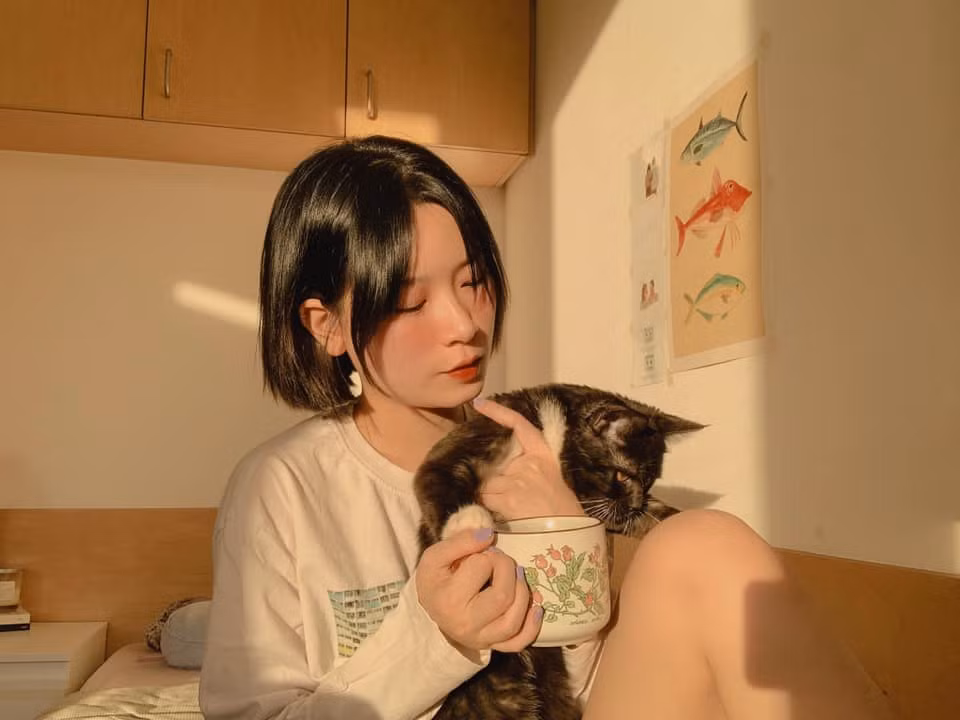 Cô nàng cũng là người rất yêu động vật khi có một bé mèo làm thú cưng.