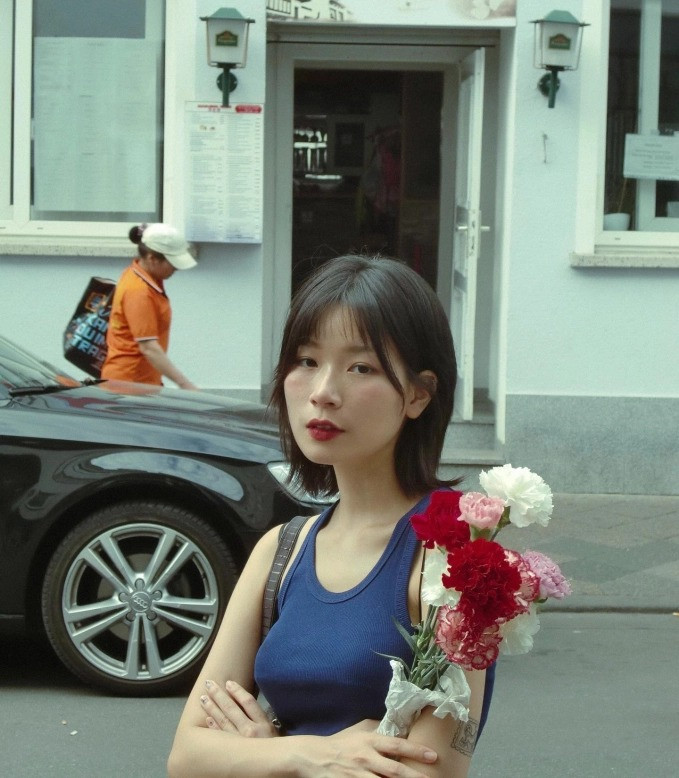 Chia sẻ về tên kênh Youtube, cô nàng cho biết "My20s có nghĩa là khoảng thời gian từ 20-29 tuổi - một quãng tuổi thanh xuân rất tươi đẹp. Mình đặt tên này để thể hiện ý định rằng đây sẽ là nơi lưu giữ những kỉ niệm đáng nhớ nhất của tuổi trẻ."