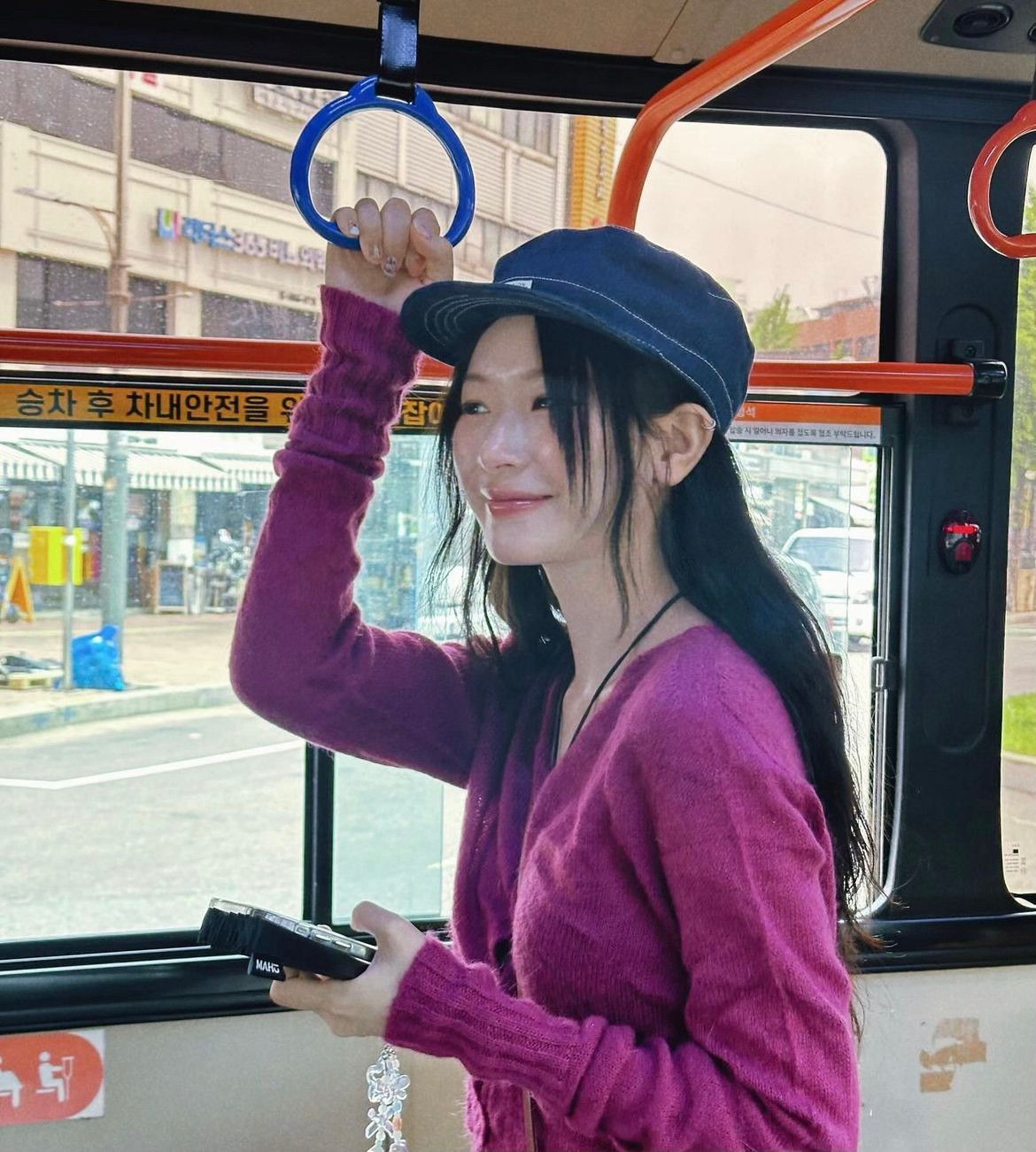 Gần đây, người ta luôn nói về YouTube với sự ngán ngẩm bởi các nội dung nhảm nhí, rẻ tiền, câu view. Dẫu vậy, vẫn có những kênh YouTube "được lòng" dân mạng dù chẳng cần màu mè, "làm trò" vẫn hút sự quan tâm của rất nhiều người, Thạch Trang là một trong số đó.