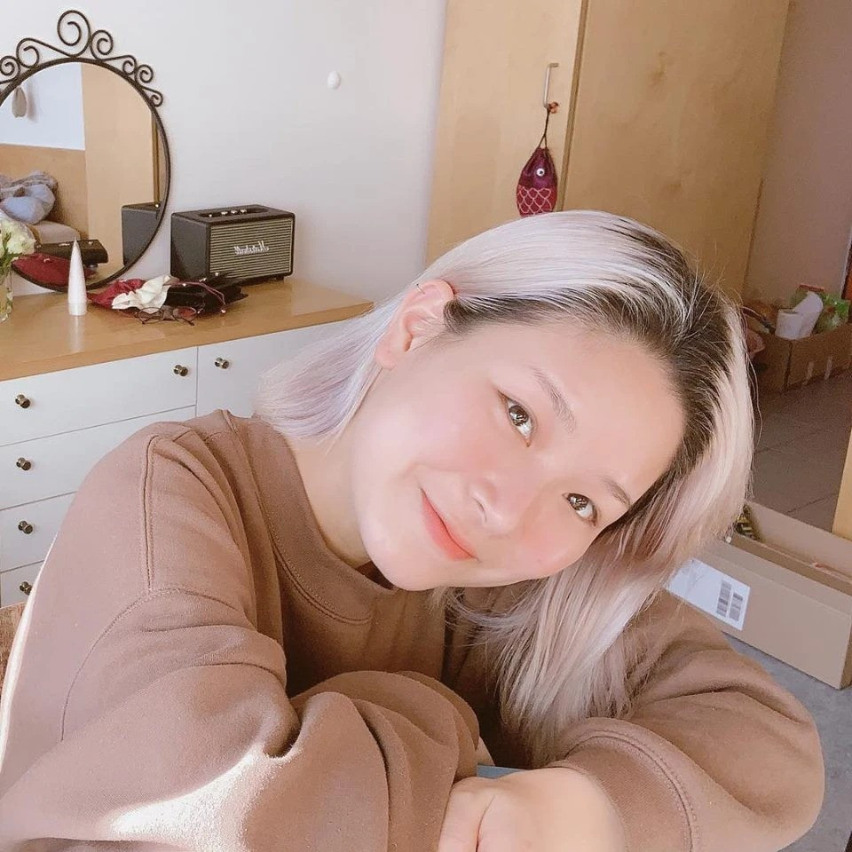 Với visual siêu lạ mắt cùng gu thời trang ấn tượng, Thạch Trang ngày càng được nhiều giới trẻ yêu thích.