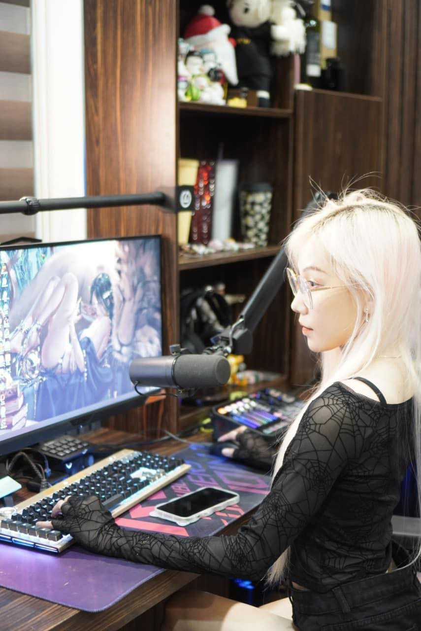 Alicia Meow ban đầu được biết đến là nữ Streamer PUBG từ năm 2018. Cô nàng là người khá kín tiếng và rất ít khi chia sẻ những hoạt động hay thông tin cá nhân lên mạng xã hội hay các kênh livestream.
