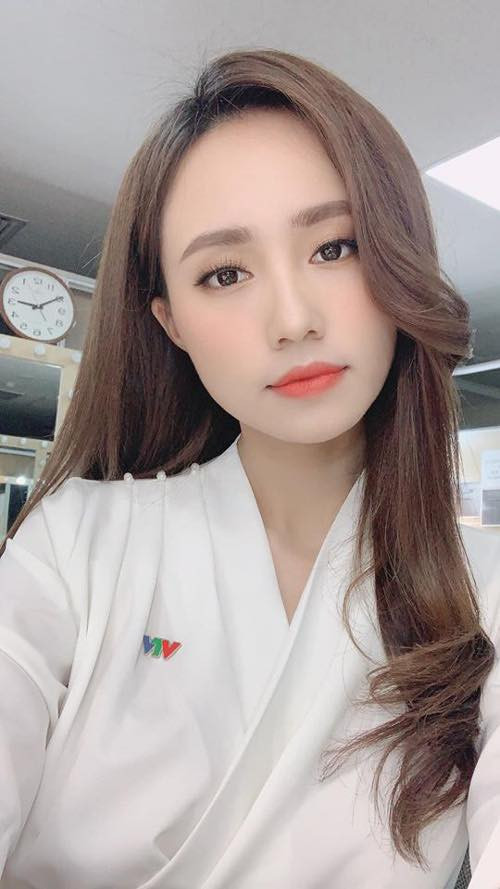 Xuân Anh từng chia sẻ, công việc MC có vẻ hào nhoáng nhưng không phải màu hồng. Để có thể lên sóng, phải đọc đi đọc lại kịch bản nhiều lần, hiểu thông tin và phải diễn tập.