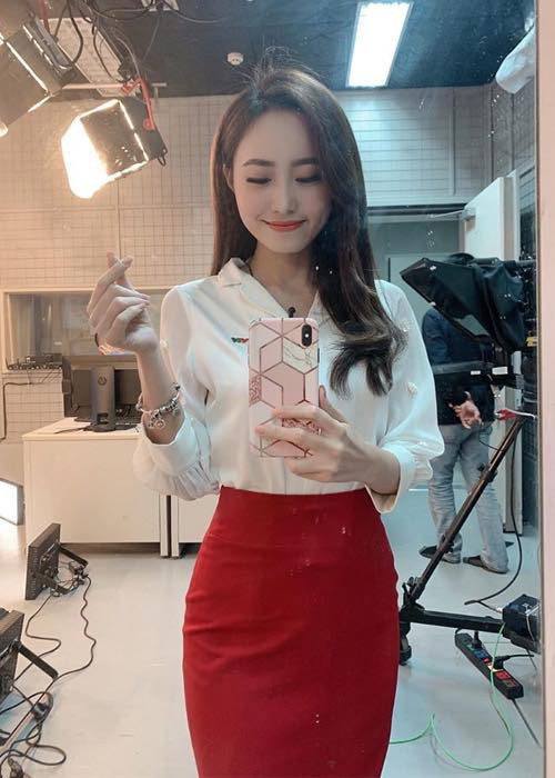 Nữ MC cùng các đồng nghiệp thường xuyên quay clip vui nhộn, bắt trend cực "lầy" khiến khán giả thích thú.