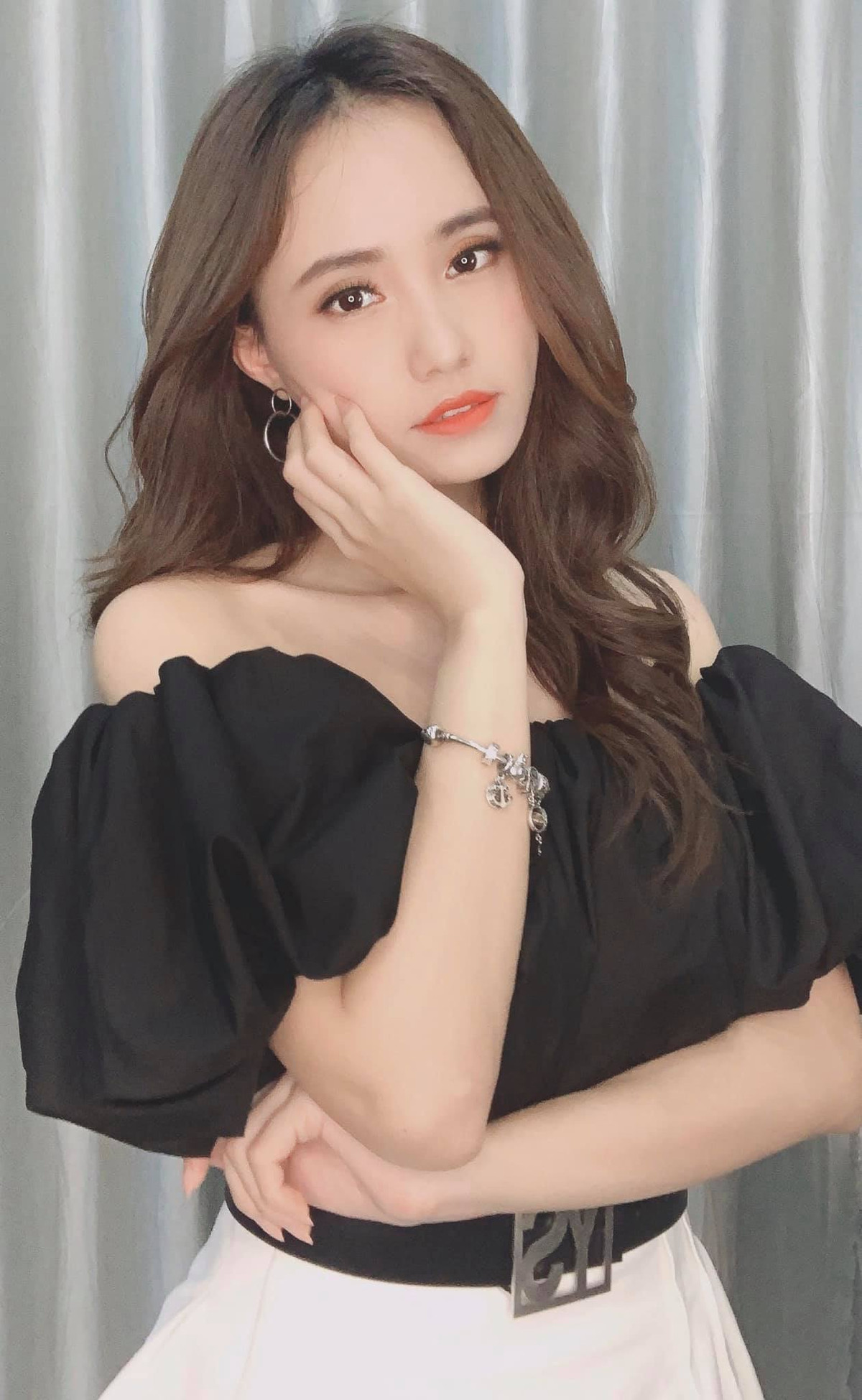 Xuân Anh sở hữu nhan sắc vô cùng xinh đẹp. Cô nàng từng theo học Học viện Báo chí và Tuyên truyền.