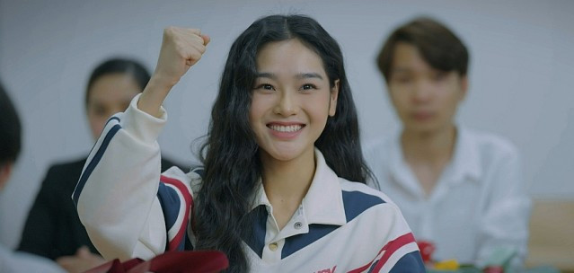 Cù Thị Trà sinh năm 1999, là người mẫu ảnh trước khi lấn sân sang diễn xuất. Người đẹp gây ấn tượng với vai "tiểu tam" Anh Thu trong Chúng ta của 8 năm sau, bồ nhí của Khôi trong Đừng làm mẹ cáu, Diệp trong Hẹn em ngày nắng