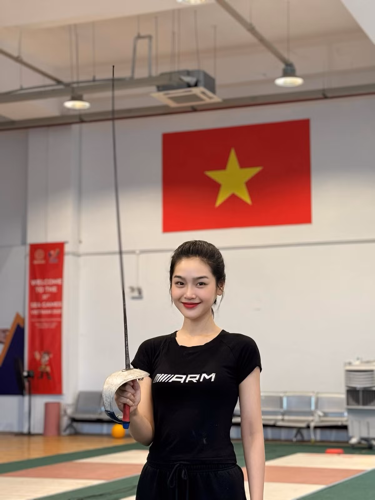 Để vào vai vận động viên, Cù Thị Trà kể cô đã theo học một cơ sở dạy đấu kiếm tại Hà Nội.