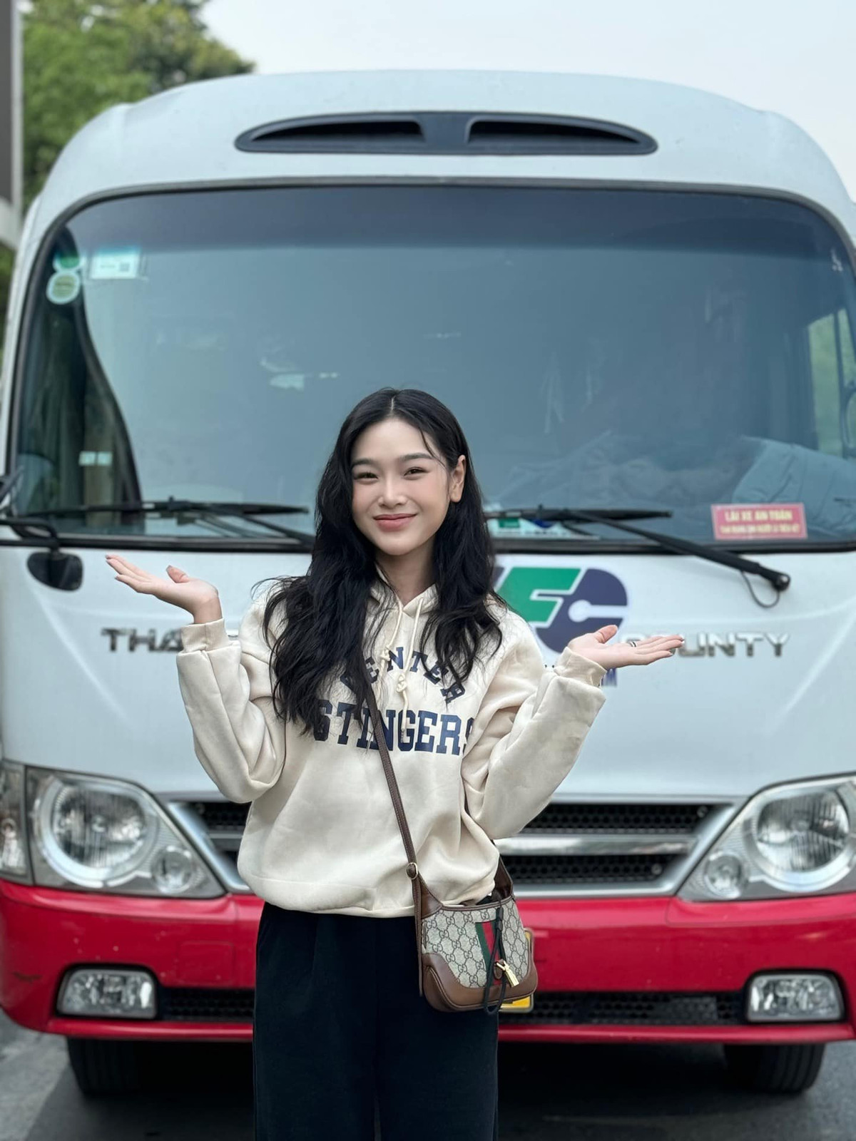 Trong bộ phim "Những nẻo đường gần xa" đang phát sóng những tập đầu tiên, cô nàng lần đầu tiên đảm nhận vai chính. Nội dung xoay quanh nhóm bạn thân Hùng, Dũng, Đông và Bảo. Trong đó, Đông - cô gái duy nhất trong nhóm là một vận động viên đấu kiếm, luôn nỗ lực tập luyện để được thi đấu ở các giải đấu đỉnh cao, đạt được thành tích làm bố vui lòng.