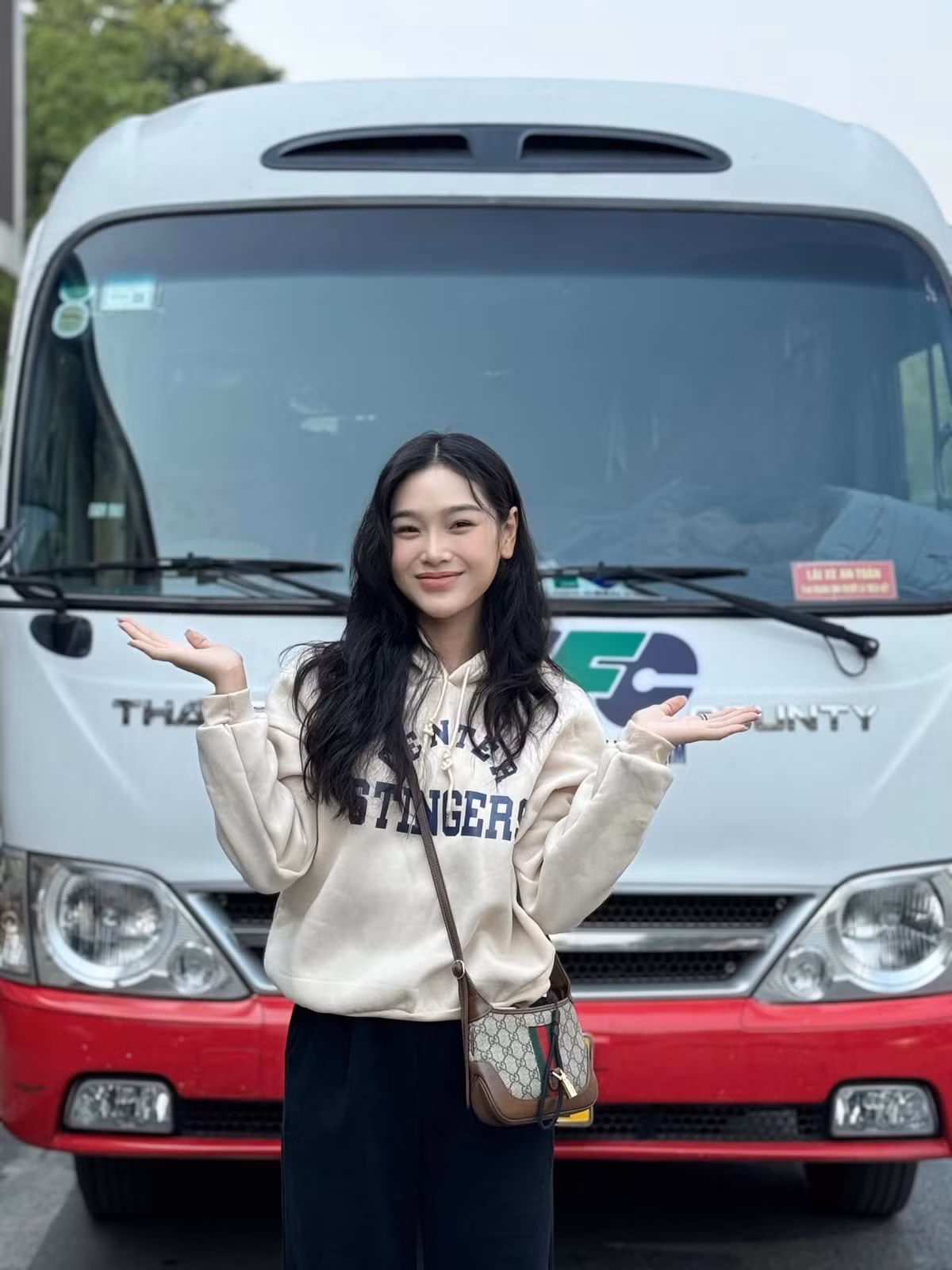 Trong bộ phim "Những nẻo đường gần xa" đang phát sóng những tập đầu tiên, cô nàng lần đầu tiên đảm nhận vai chính. Nội dung xoay quanh nhóm bạn thân Hùng, Dũng, Đông và Bảo. Trong đó, Đông - cô gái duy nhất trong nhóm là một vận động viên đấu kiếm, luôn nỗ lực tập luyện để được thi đấu ở các giải đấu đỉnh cao, đạt được thành tích làm bố vui lòng.