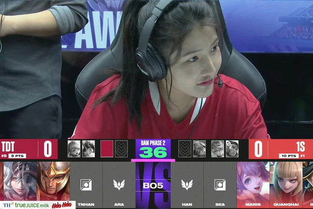 Là tuyển nữ duy nhất của mùa giải Đấu Trường Danh Vọng năm nay, Hana được kỳ vọng sẽ ra sân thi đấu thay vì chỉ là 1 bản hợp đồng thương mại. Như chiều lòng người hâm mộ, mới đây cô nàng đã có màn debut bất ngờ khi xuất hiện trên sóng và thi đấu cho đội tuyển áo đỏ trước đối thủ One Star Esports (1S).