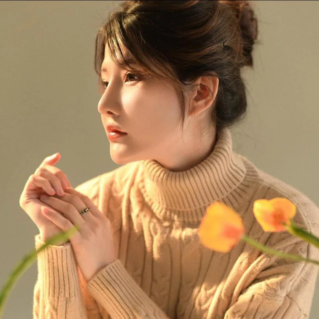 Đến thời điểm hiện tại, thông tin về đời tư cá nhân vẫn khá ít, cô nàng chưa từng công khai chuyện tình cảm nên nhiều fan càng có động lực vì nữ game thủ vẫn còn độc thân.