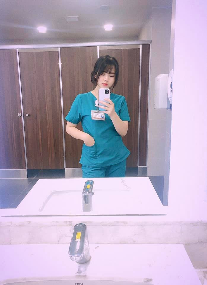 Không chỉ dũng cảm, Thảo An còn sở hữu nhan sắc vô cùng xinh đẹp, không kém gì hot girl, xứng danh "con nhà người ta". Mặc dù, được chú ý trên mạng xã hội, dân mạng tung hô nhưng dường như nữ sinh ĐH Duy Tân không hề muốn chia sẻ bất kỳ điều gì trên trang cá nhân.