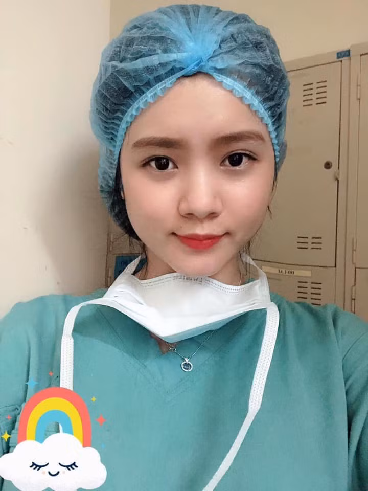 "Mẹ cho con đi đi, đất nước đang cần con" - Câu nói cô sinh viên nhắn cho mẹ khiến ai nấy đều phải xúc động. Trong tình hình dịch bệnh Covid-19 như hiện nay, đây là một quyết định vô cùng mạo hiểm và khó khăn, nhưng với tinh thần thép của mình, nữ sinh bé nhỏ đã không ngần ngại xung phong khi Tổ quốc cần.